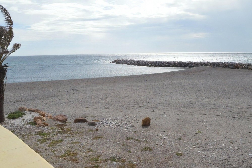 Aparece un cuerpo sin vida en la playa de El Censo en Adra