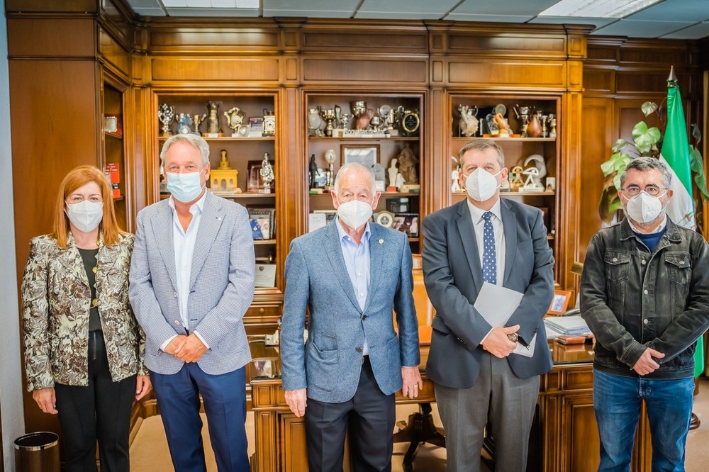 El Hospital de Poniente y El Ayuntamiento de Roquetas de Mar analizan la evolución de las obras de ampliación del centro