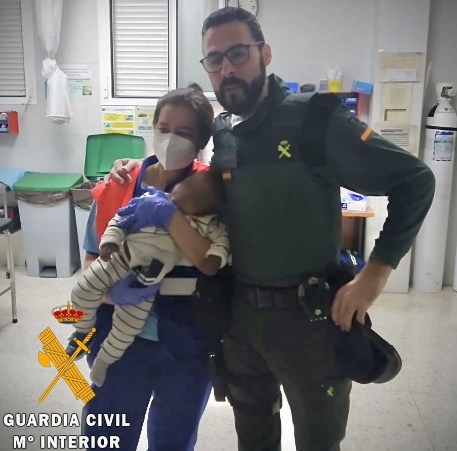 La Guardia Civil salva la vida a un bebé de siete meses en Roquetas de Mar