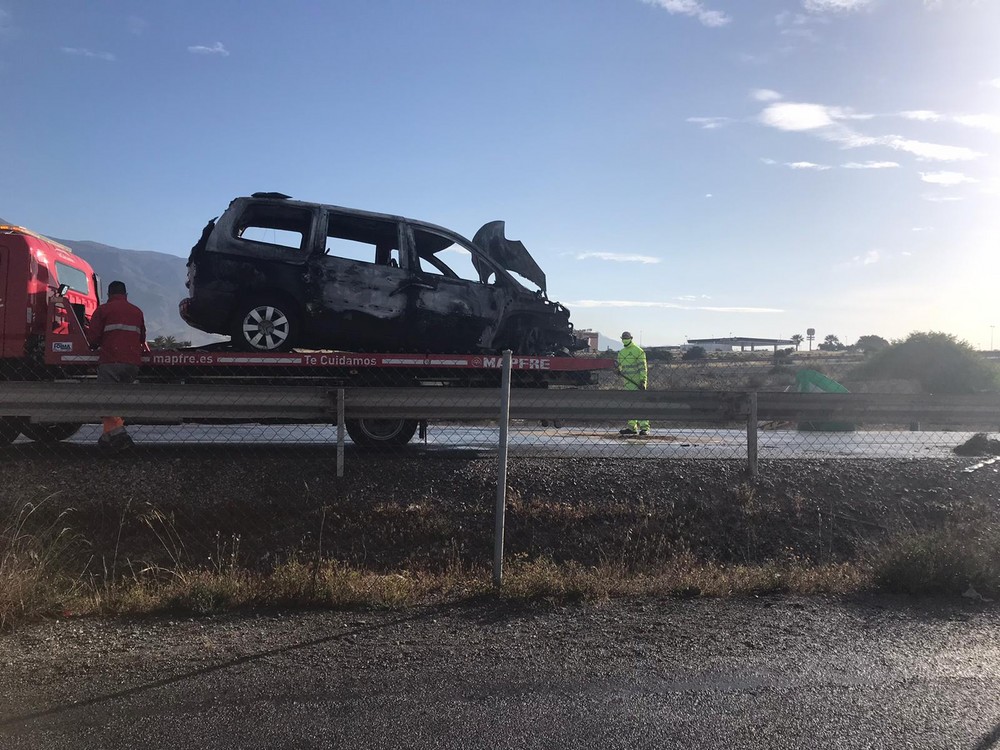 Arde un coche en la salida de la A-7 junto al Hospital de Poniente