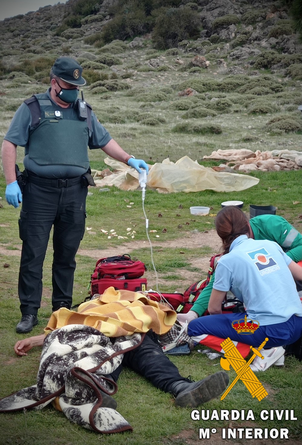 Rescatan a un hombre con problemas respiratorios en una zona de difícil acceso en Dalías