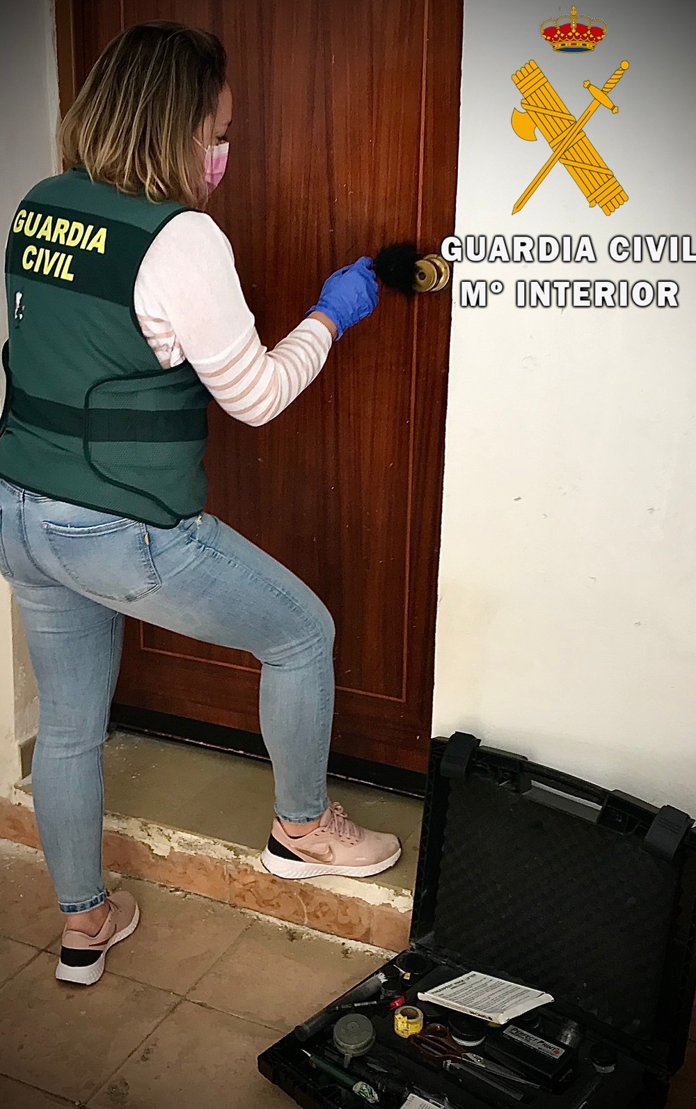 La Guardia Civil detiene a tres personas por un delito de robo y usurpación de vivienda en Roquetas de Mar