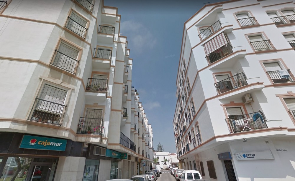 Tres heridos de diversa consideración tras caerse parte de una estructura de hormigón en una obra en Adra