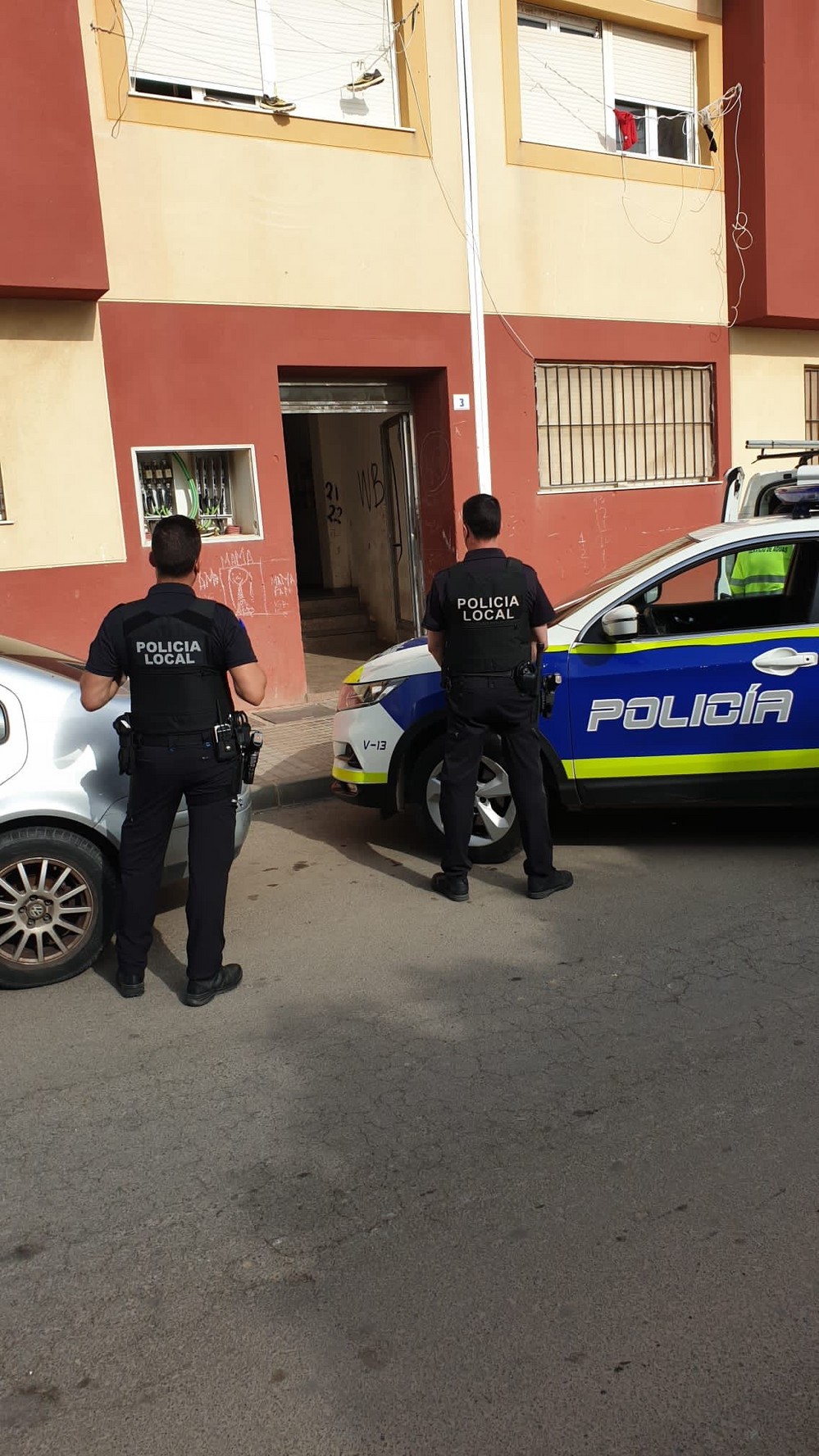 Ayuntamiento y Policía Local acaban con la ocupación ilegal de un edificio en la c/ Bilbao y los agentes detienen a tres ‘okupas’ en Las Norias en cumplimiento de la Ley de Extranjería