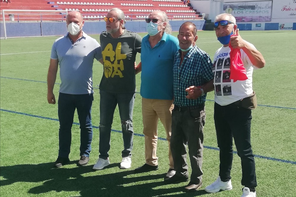 El C.F. Adra rinde homenaje a los exfutbolistas Irala y Pelucas y al antiguo presidente Francisco Campoy