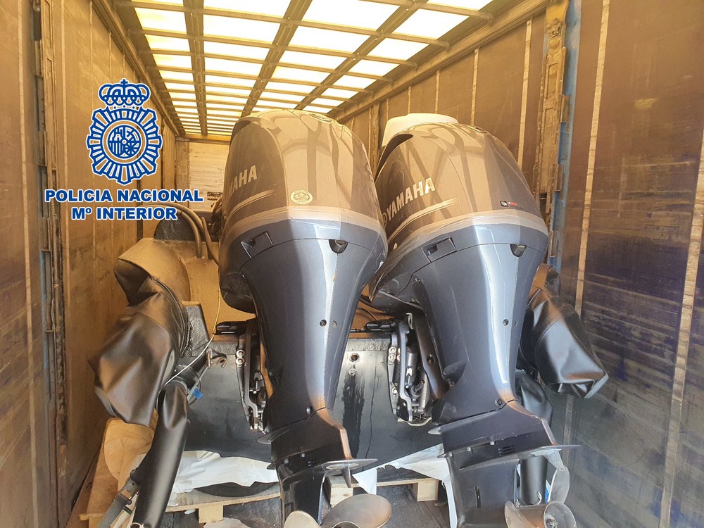 La Policía Nacional detiene en Adra a un hombre que transportaba una planeadora cuyo destino era el tráfico de hachís
