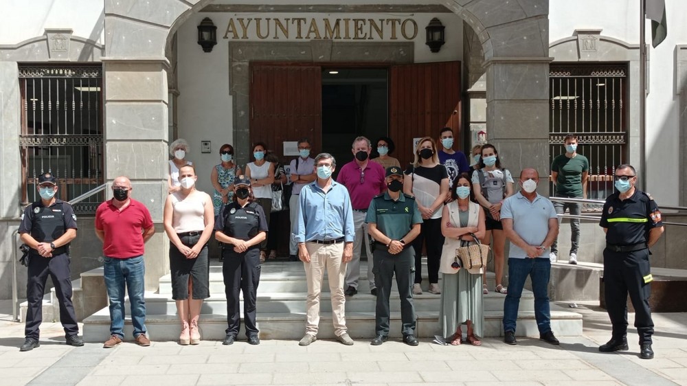 Sentido minuto de silencio a las puertas del Ayuntamiento de Adra en repulsa a la violencia de género