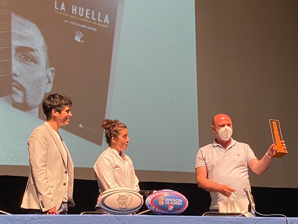El libro solidario ‘La Huella’, presentado en Adra por la jugadora de rugby olímpica Patricia García Rodríguez