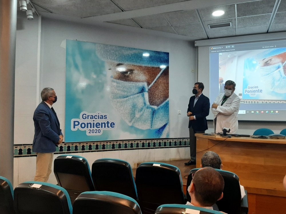 El Hospital de Poniente inicia los actos de su XXV Aniversario con un homenaje a la labor de sus profesionales durante la pandemia