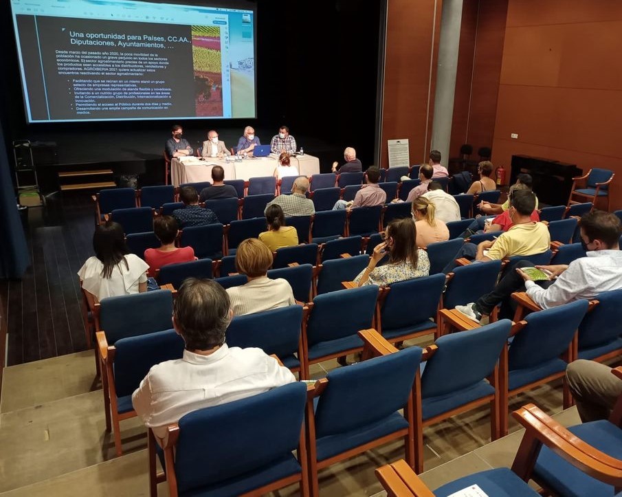 La Sala B del Teatro Auditorio acoge una convocatoria con el sector agrícola para informar sobre la próxima edición de la Feria AgroIberia