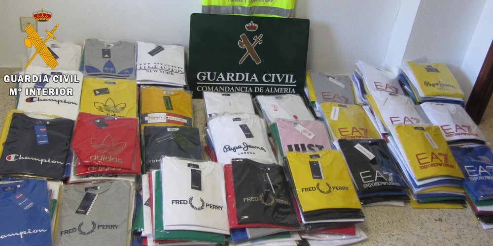 La Guardia Civil investiga en El Ejido a una persona por vender prendas de marcas falsificadas