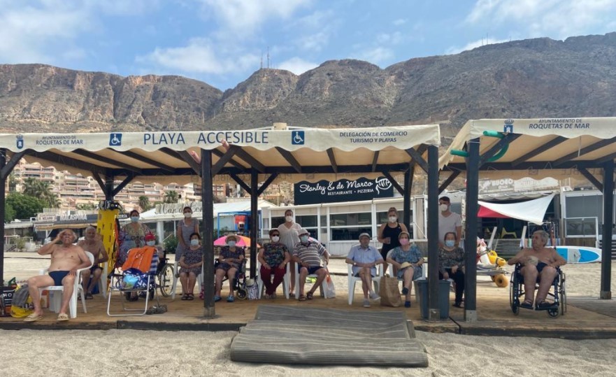 Los mayores del Centro de Estancias Diurnas de Vícar disfrutan de un día de playa