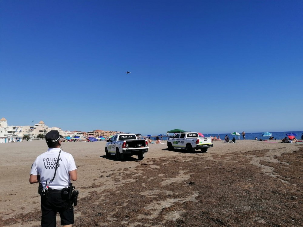 La Policía Local de El Ejido detiene a un hombre tras la sustracción de un bolso en la playa
