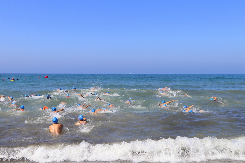 La playa de Poniente de Almerimar acoge este fin de semana la Travesía a Nado que reunirá a más de 200 nadadores en las distancias de 1.500 y 750 metros
