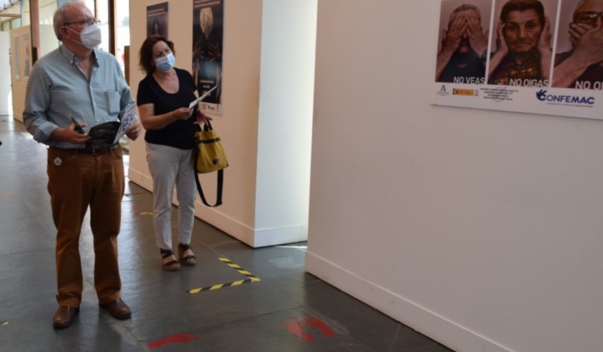 La Gangosa acoge una exposición sobre el maltrato en la tercera edad