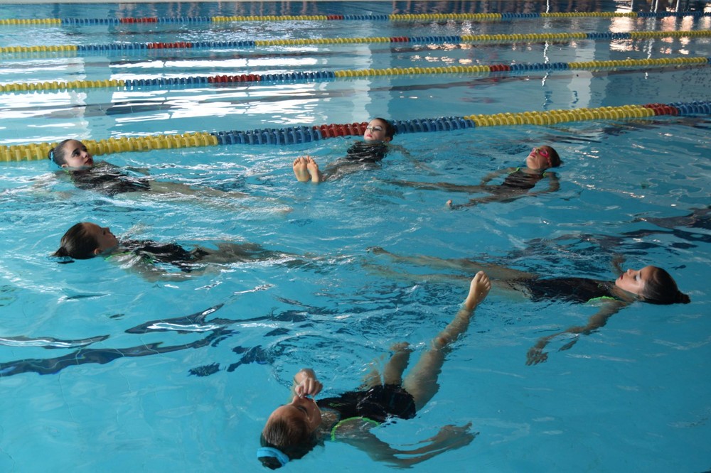 El Club de Natación de Adra celebra este viernes una exhibición artística
