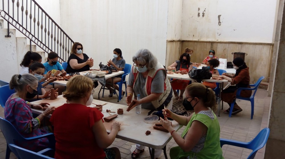 Adra disfruta ya del ‘Taller de cerámica’, una de las novedades de la programación cultural de este verano