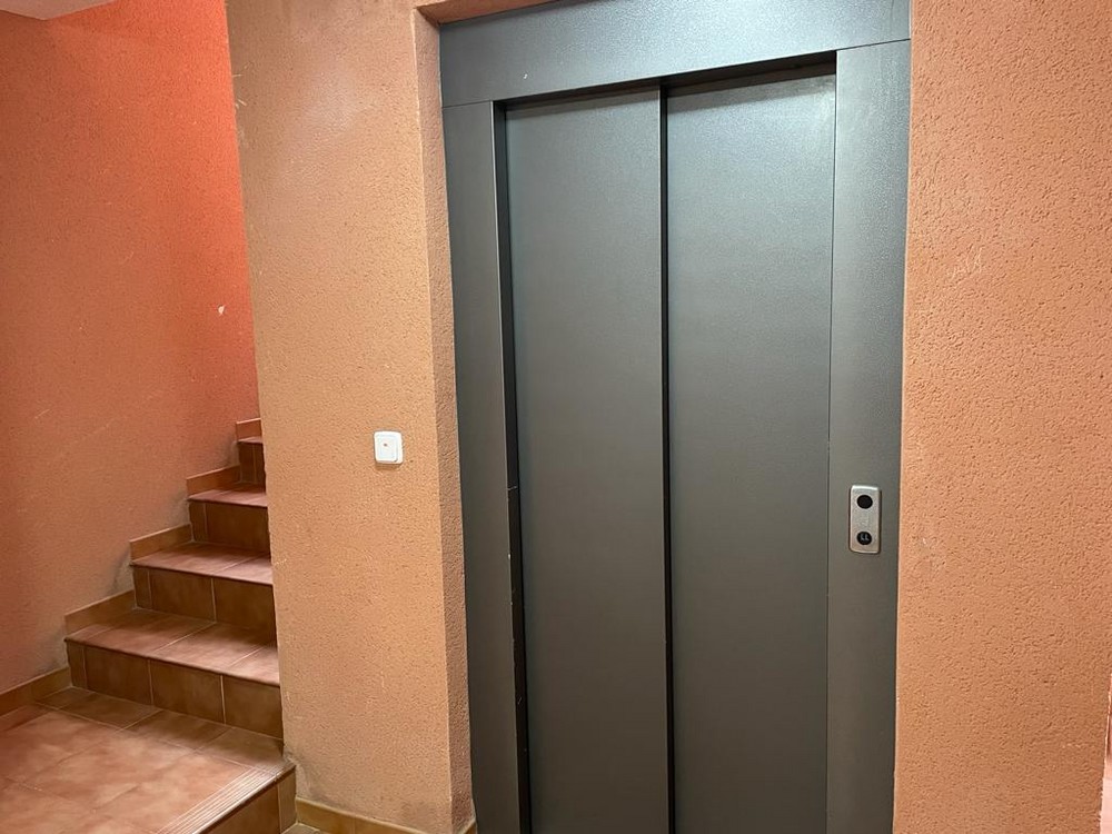 Rescatado un hombre tras caer por el hueco del ascensor en El Ejido