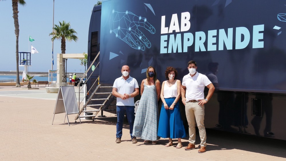 Adra acoge al autobús interactivo ‘LabEmprende’ de la Fundación La Caixa