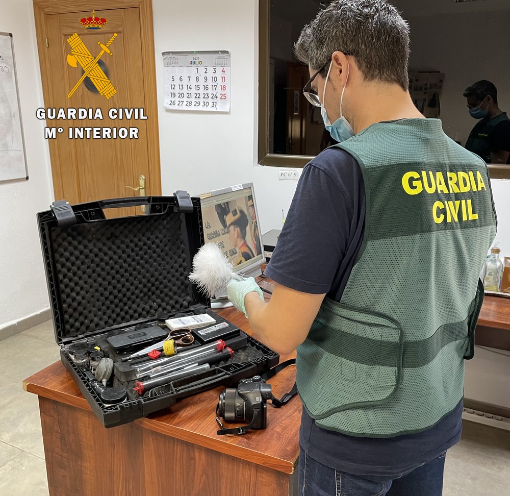 La Guardia Civil detiene a los autores de dos robos con fuerza en Roquetas de Mar