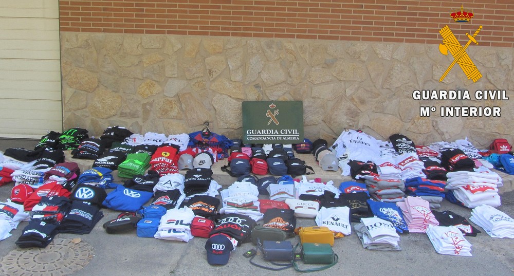 La Guardia Civil investiga en Roquetas de Mar a una persona por  vender prendas falsificadas de marcas muy conocidas