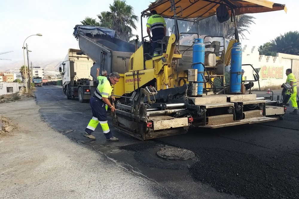 El Ayuntamiento de Adra continúa asfaltando caminos rurales con la pavimentación del Camino del Ingenio