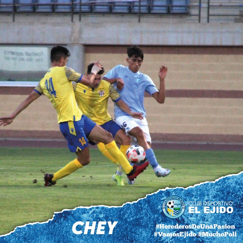 El canterano Chey arranca los aplausos de Santo Domingo en su debut con el primer equipo