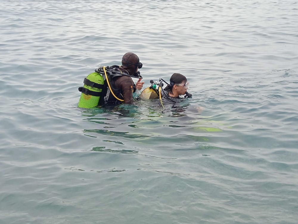 La ciudad de Adra disfruta, un año más, del ‘Bautismo de buceo’, una actividad para conocer el fondo marino