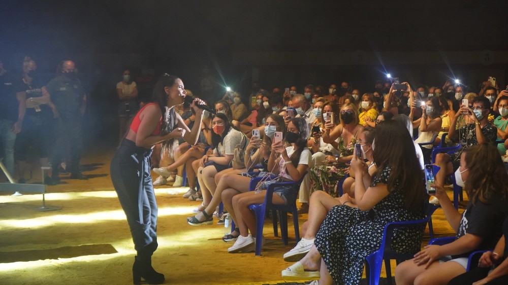 India Martínez encandila al público de Berja con su concierto de la gira ‘Palmeras Tour’