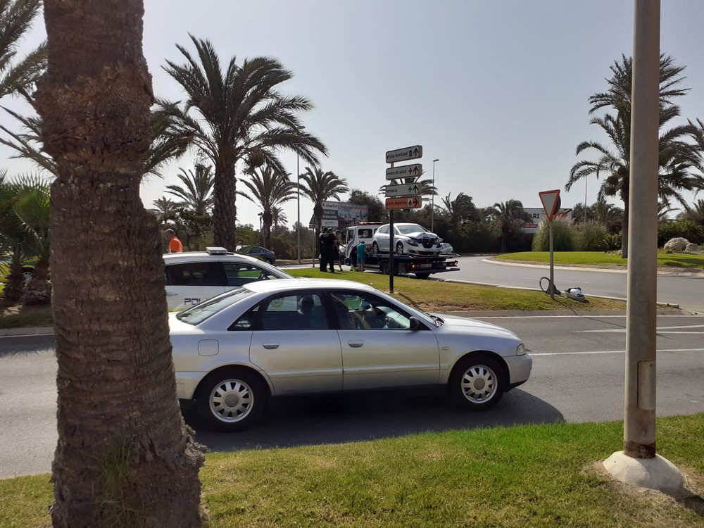 Dos vehículos colisionan en la carretera de Almerimar