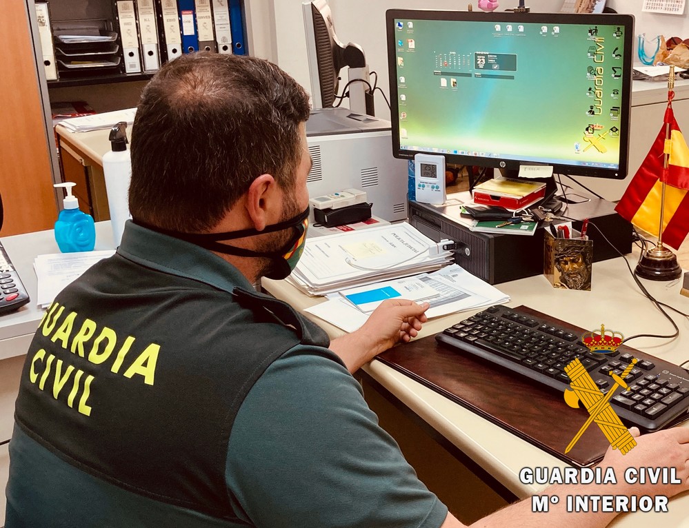 La Guardia Civil detiene a un menor e investiga a otro como autores de un delito de extorsión a otro menor en Adra