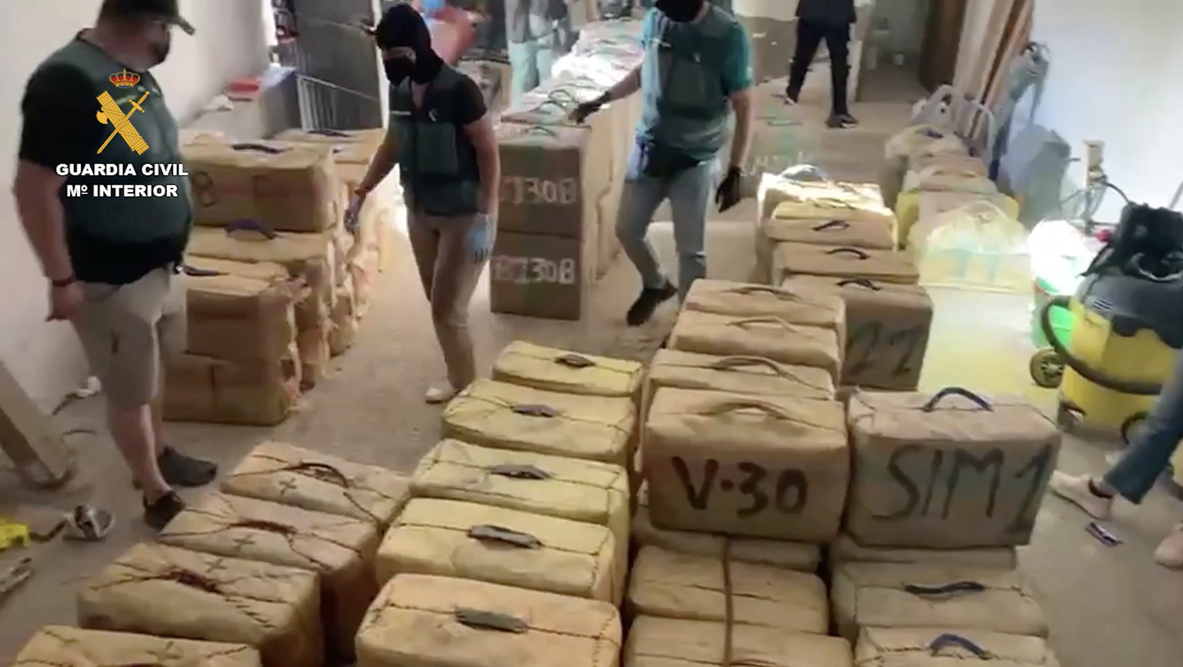 La Guardia Civil detiene a ocho personas en Almerimar y La Mojonera con 5 toneladas de hachís, 6 vehículos y 50.000 euros en dinero