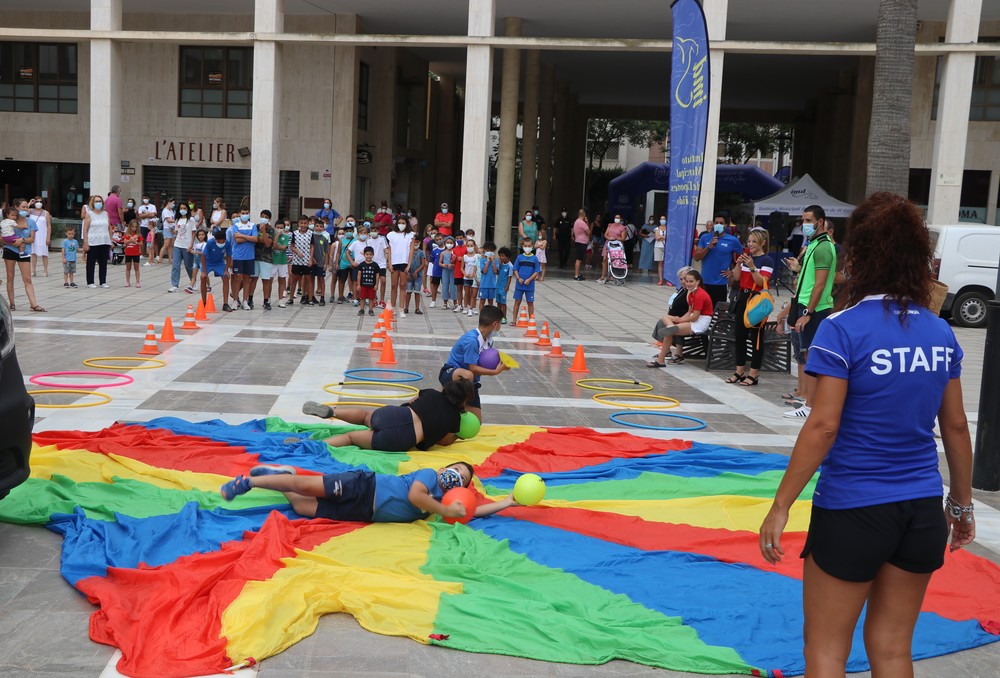Actividades deportivas y lúdicas para todas las edades animan el paso de La Vuelta Ciclista a España por El Ejido