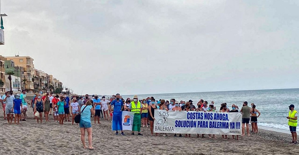 La mesa de trabajo por la estabilización de la playa de Balerma pide a Juanma Moreno que visite el litoral balermero y ver la situación que sufre