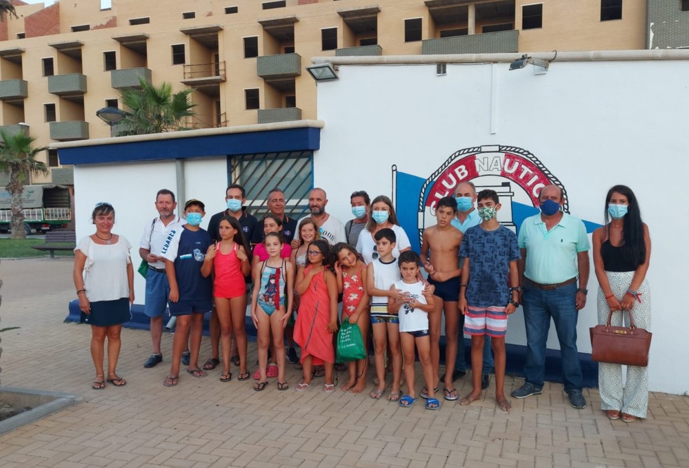 Entrega de los reconocimientos a los alumnos participantes en la Escuela de Vela de verano del Club Náutico de Balerma