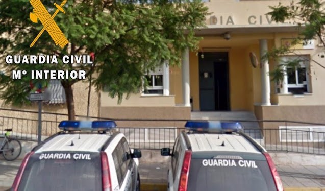 La Guardia Civil auxilia y desaloja a unas 50 personas por el incendio de un edificio en Vícar