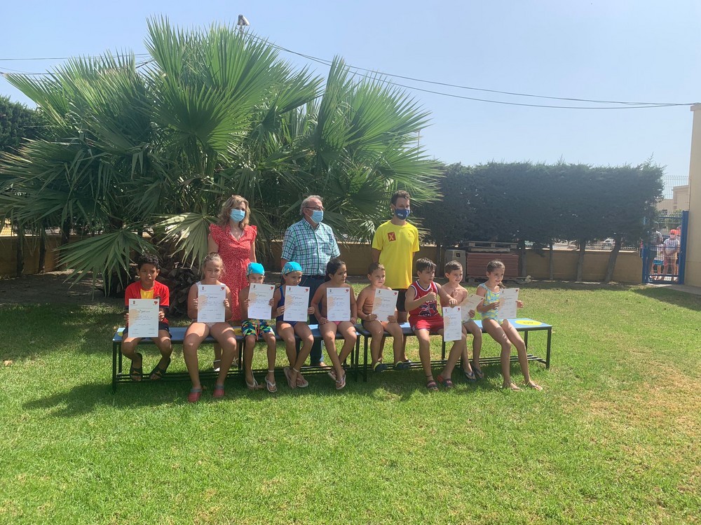 Cerca de 70 niños y 13 mayores han aprendido o perfeccionado sus estilos natatorios en los cursos de verano de la Piscina de Cabañuelas