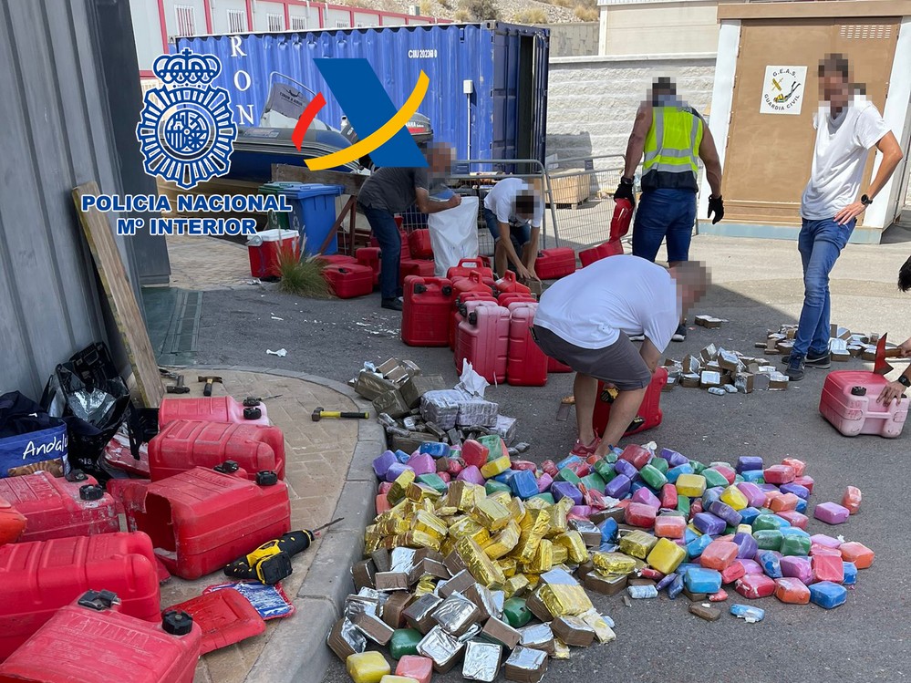 Interceptada una embarcación de recreo con 680 kilogramos de hachís en Almerimar