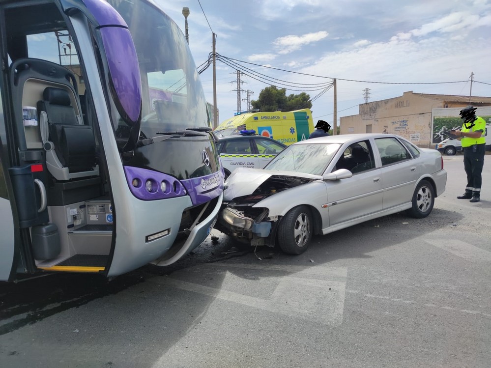 Dos vehículos colisionan con un autobús en el paraje Fuentenueva y deja un herido