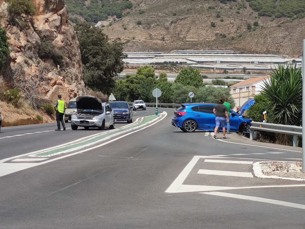 Dos heridos tras el choque entre dos turismos en la entrada Norte de Dalías