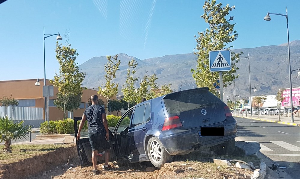 Colisión entre dos vehículos junto a la estación de autobuses de El Ejido