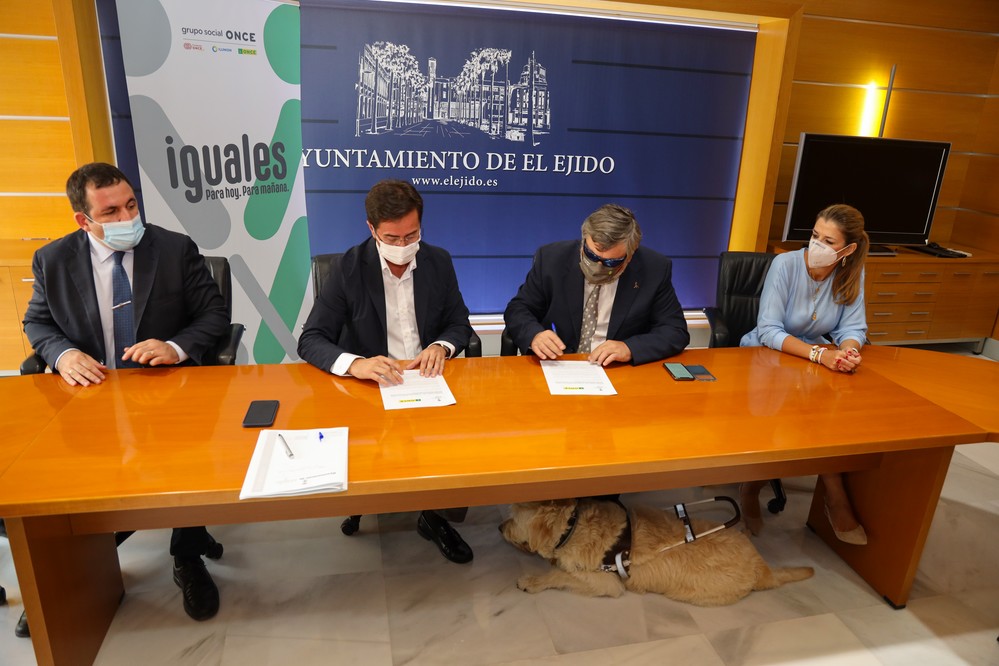 Ayuntamiento de El Ejido y ONCE firman un convenio para la promoción y difusión de proyectos de atención a personas con discapacidad