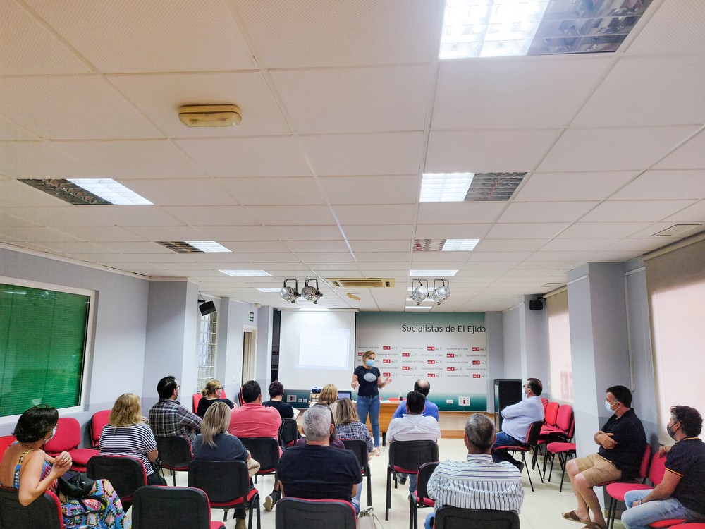 El PSOE de El Ejido organiza un encuentro con agricultores para abordar la necesidad de dar más apoyo a la incorporación de los jóvenes al campo