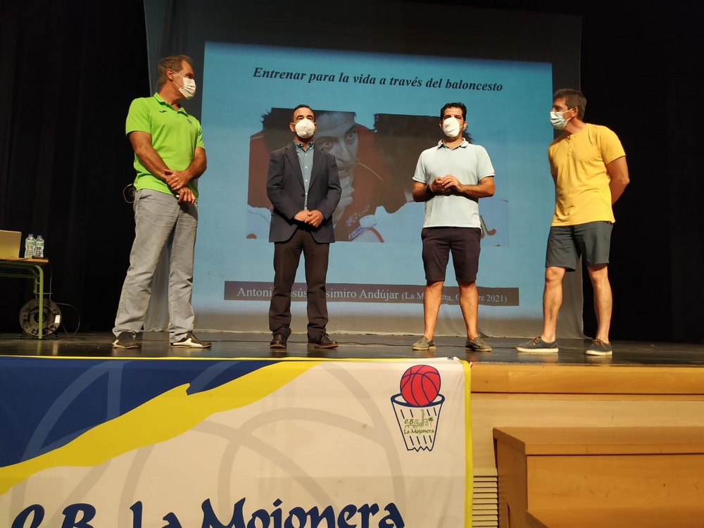 Éxito del Clínic para entrenadores de baloncesto organizado por el club baloncesto La Mojonera