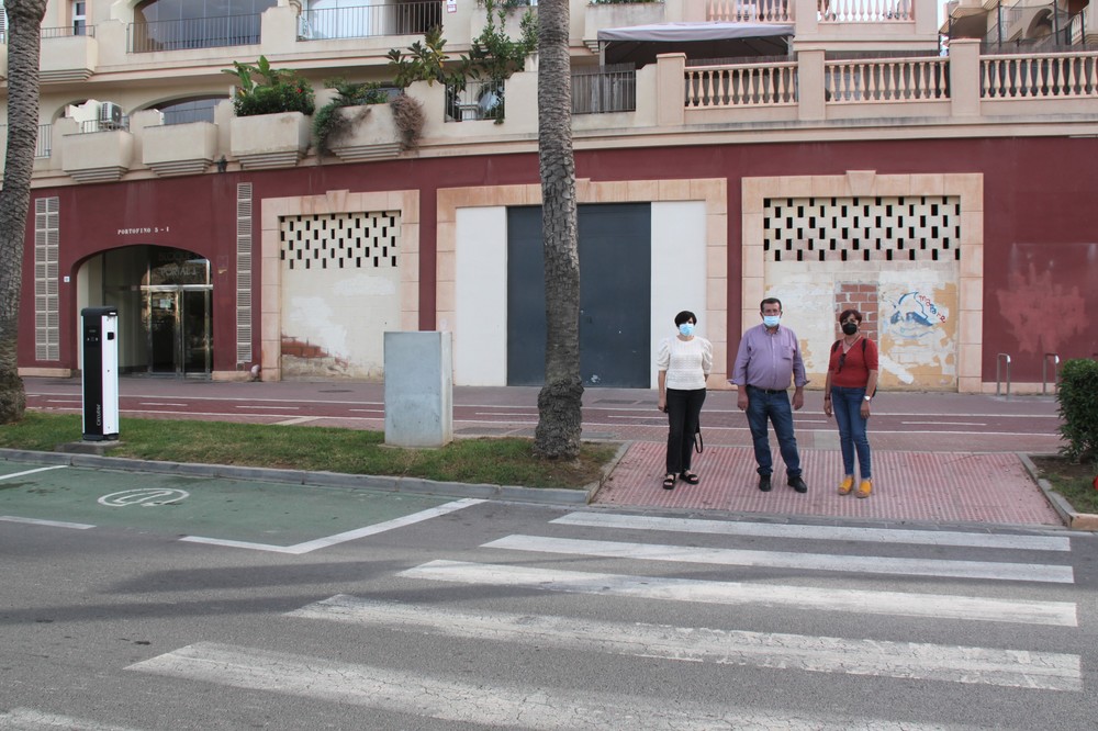 El PSOE de El Ejido se hace eco de la denuncia de los vecinos de Almerimar por el estado del acerado en la calle Arquitecto Julián Laguna