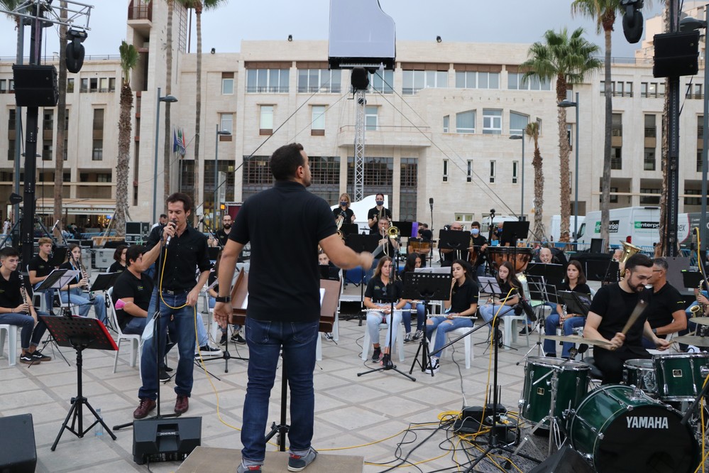 El Ejido se convirtió el viernes en un gran escenario al aire libre para dar la bienvenida a la 44 edición del Festival de Teatro