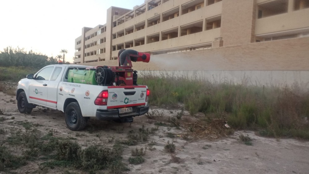 El Ayuntamiento aplica tratamientos contra moscas y mosquitos en Almerimar y Balerma ante las altas temperaturas que aún se están registrando