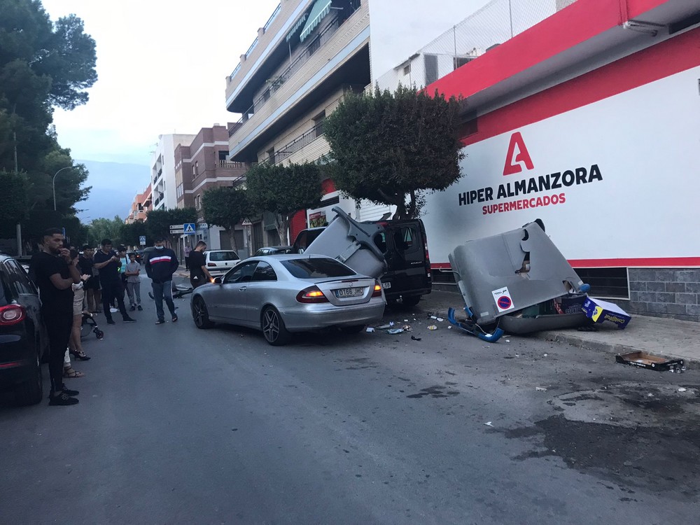 Un coche descontrolado destroza dos vehículos aparcados en la calle Jesús Alférez y varios contenedores en Santa María del Águila