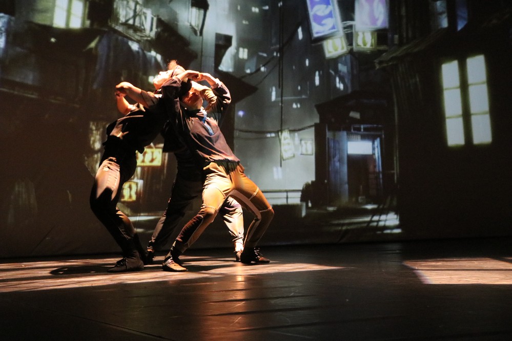 Las nuevas tecnologías cobran protagonismo en la particular versión de ‘El Lago de los Cines’ que Larumbe Danza interpreta en el Auditorio de El Ejido