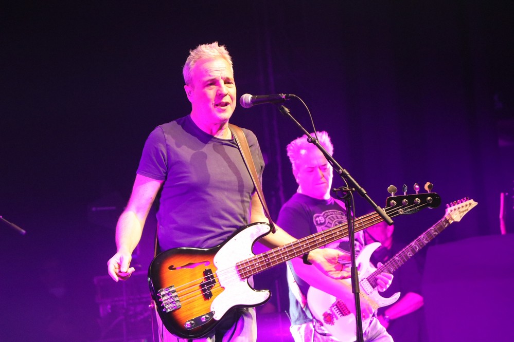 ‘Hombres G’ hace vibrar al público de El Ejido al ritmo de canciones que han marcado toda su trayectoria
